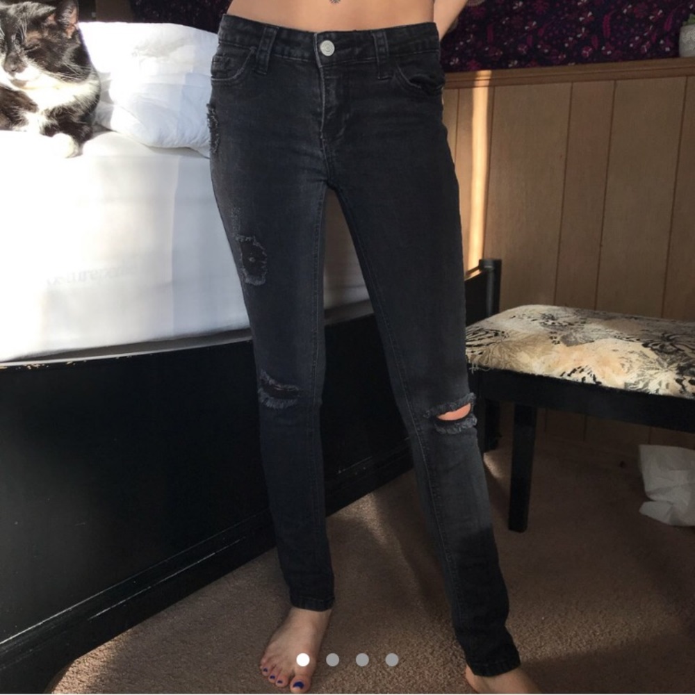 Classic black ripped skinny jeans